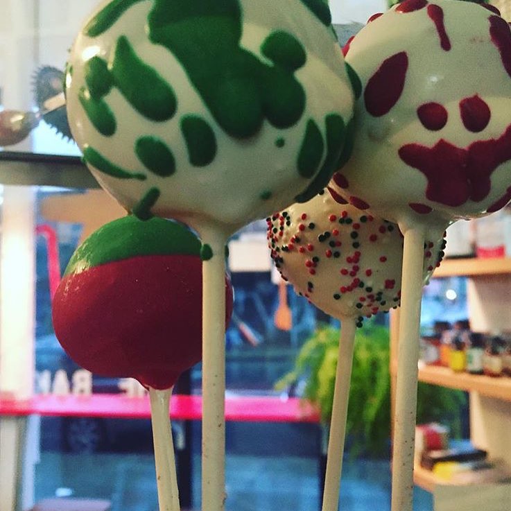 @thebakeryonbergen has something real sweeet for you! (Well not that sweet but it's really good!) head on down to the bakery and be filled with joy and best treats around. Organic Vanilla Cake Pops for everyone! #YGET #YouGottaEatThis #WDYET