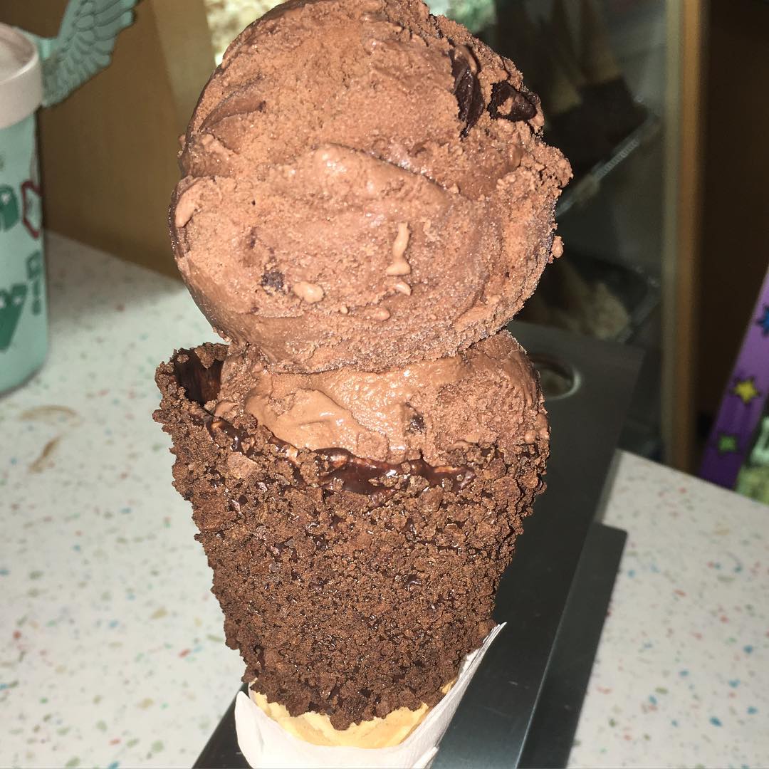 Serious Chocolate Addiction with the Cookie Crunch @emackandbolios ice cream!! After a few bites @mejorswiff can see why it’s so serious! Chocolate Fever will never overload!! #YGET #YouGottaEatThis #WDYET