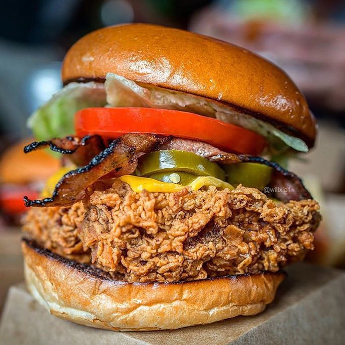 Nothing better than the Buttermilk Fried Chicken Green Sriracha Mayo with Lettuce, Tomato. #Mcclures Pickles and of course Baconnnnnnnnn!! @willxia1 showing you how to end the year of right!!! Shouts out to @deuscafe @publifekitchen #YGET #YouGottaEatThis #WDYET #YGETNewYearsEdition