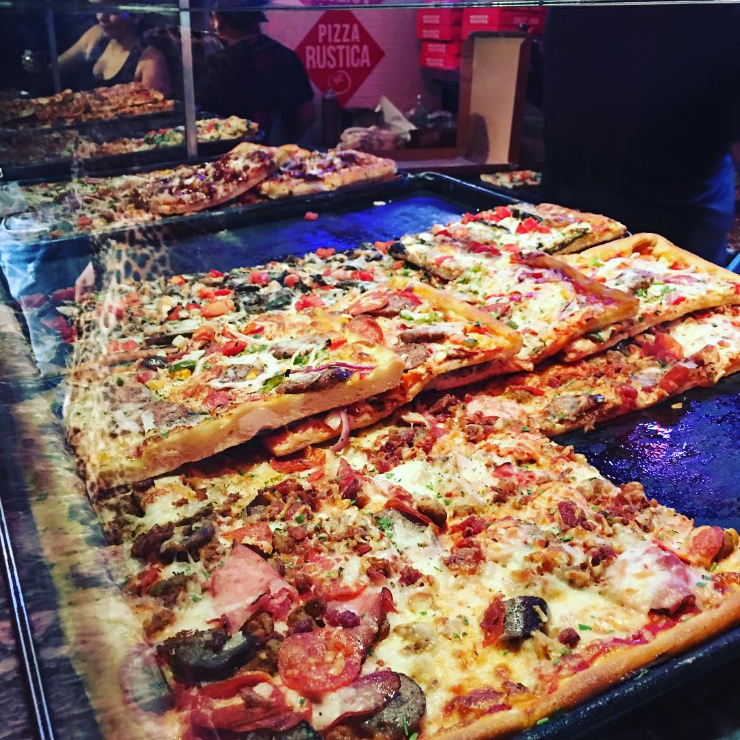 After a long night out on the town there is only one place to go, @pizzarusticamiami 🍕🌴 #miami #mia #agendashow #agendamiami #agendamiami2016 #agendashowmiami #agendashowmiami2016 #yget #yougottaeatthis #ygetmia #pizza