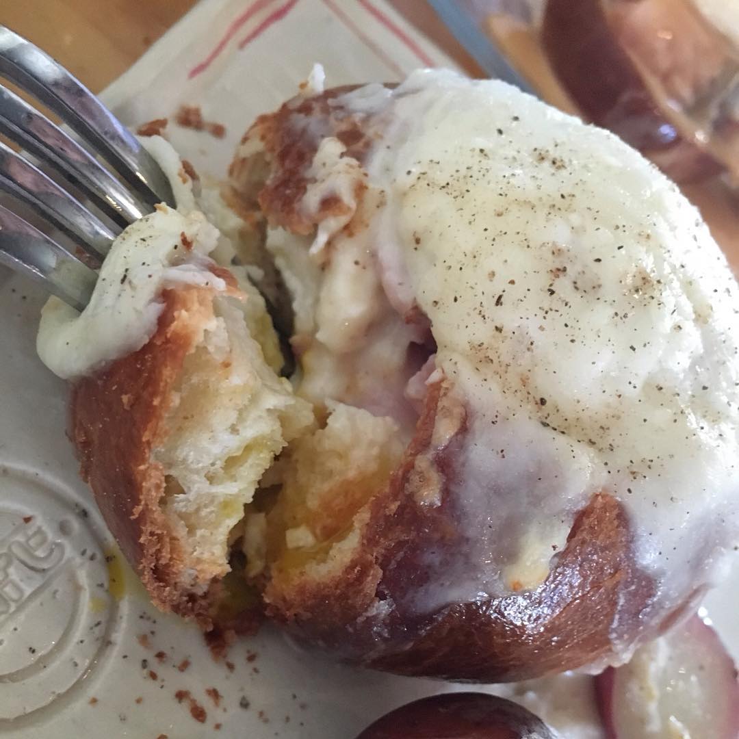 Our very own @ActiveAdrian found a Gem in 👉🏽 “Eggs en Brioche” 2 poached eggs, topped with gruyère cheese, herbal béchamel and a slice of ham baked inside a brioche roll perfected by @TartMemphis 😍🔥💣🔑🌊😳🏆