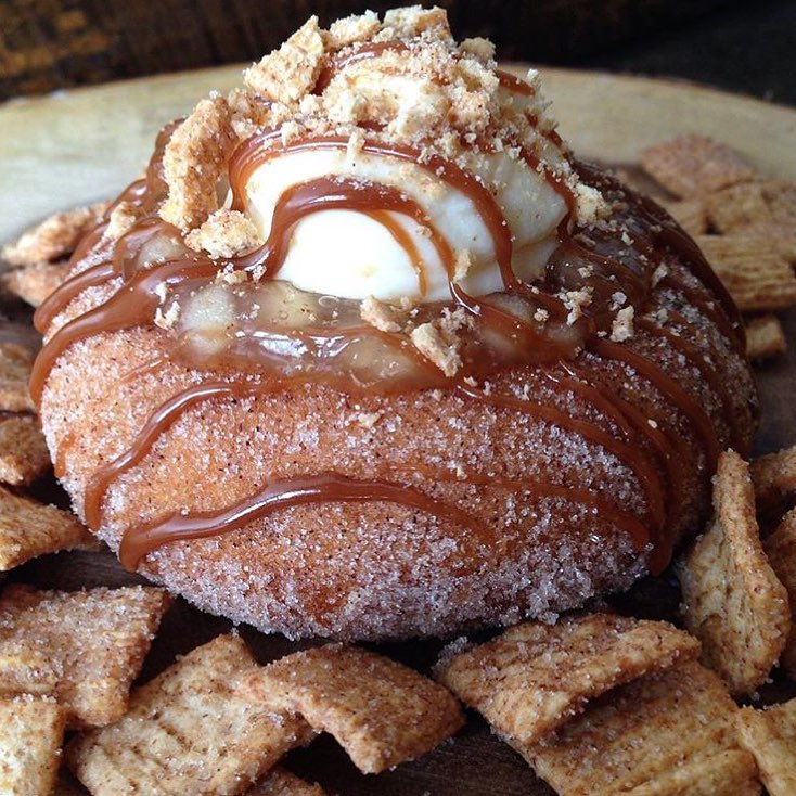 Yoooo it’s Saturday and what’s better treat to have other than this Apple Cider Donut tossed in Cinnamon Sugar, Warm Caramel drizzle, Apple pie filling, Cream cheese frosting and a sprinkle of Cinnamon Toast Crunch. While your thinking of an answer that won’t beat this just head over to @broadst_doughco and fulfill your daily desires! Tell em #🍩