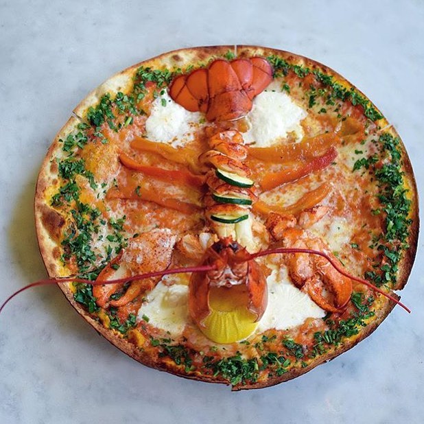 Whole Lobster Pizza with Zucchini and Pomodoro 😳😍😳 Hmmmm @food.drunk next time we’re coming with you to feast on this GREATNESS!! 💣🔑🔥