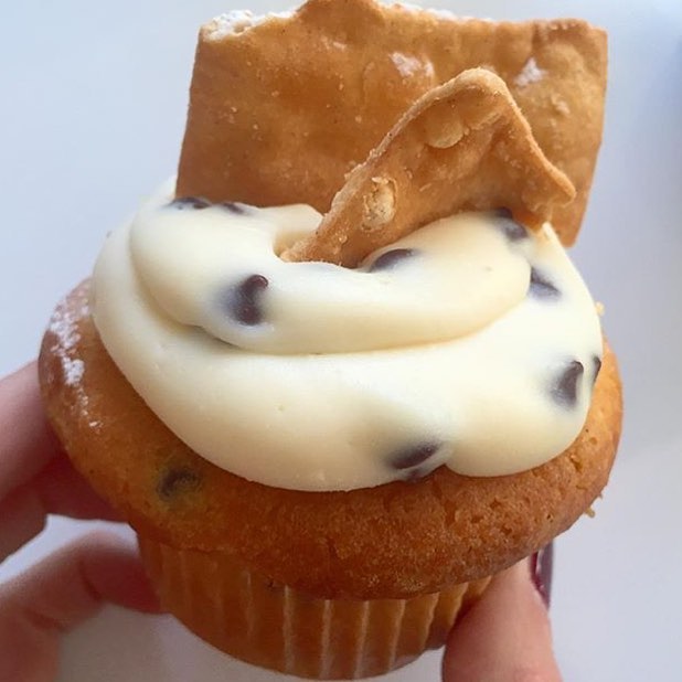 Cannoli Cupcake!! | 📸: @bring_eat_on