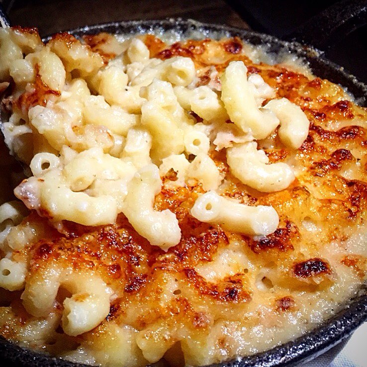 HELLO! @cy_eats here taking over’ account to show you my fave eats that you gotta eat! I 💛 everything about this mac & cheese from @fillmoreroom. cheesy, creamy & that crust… 💯. give me a follow to see lots of deliciousness! 😍😳💣🔥🔑🌊
