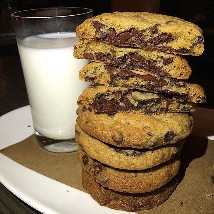 It’s cold out but nothing can warm you up more than some Warm, Thick Chocolate Chip Cookies and glass of Milk from @thewayfarernyc #🍪 📸 @carnivorr