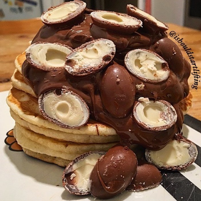 You know you can wait for Easter being that it’s upcoming. But you can’t wait for breakfast. So to make the best of both worlds @ishouldstartlifting made these Pancakes topped with Nutella and Mini Kinder Eggs. Officially satisfied (for now 📸 : @ishouldstartlifting