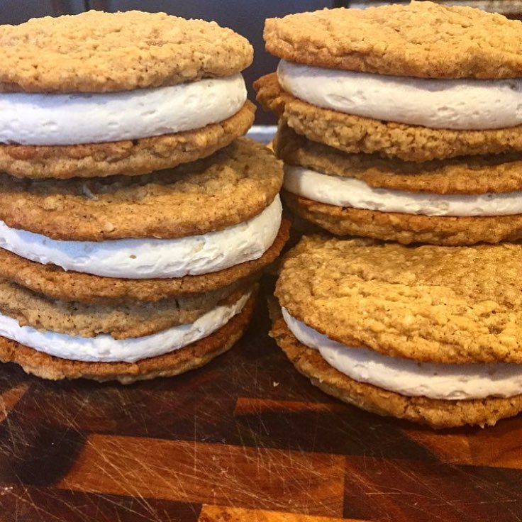 When @kanyebreast makes one of your favorite treats you just feel like falling in love. Homemade Oatmeal Cream Pies with Maple  Buttercream. Head over to her page to get full details. What are you guys making tonight?