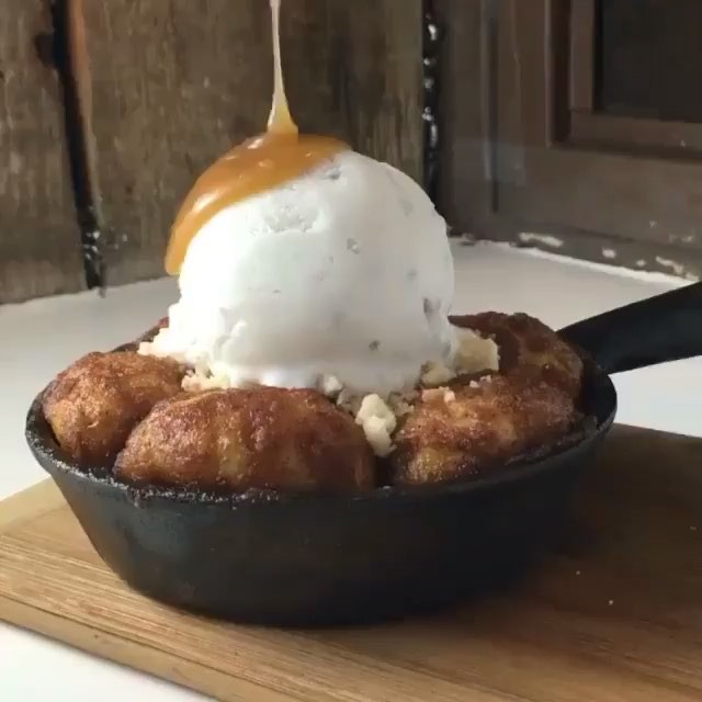 Ohhhhh yeaaa @nomnomnycgirls put us on to this amazing Coconut Monkey Bread from @spotdessertbar and MAN!!!! 😳😩🙌🏾 Can you say approved!? TAG your friends and fellow foodies! 🍗🍔🍕🌭
