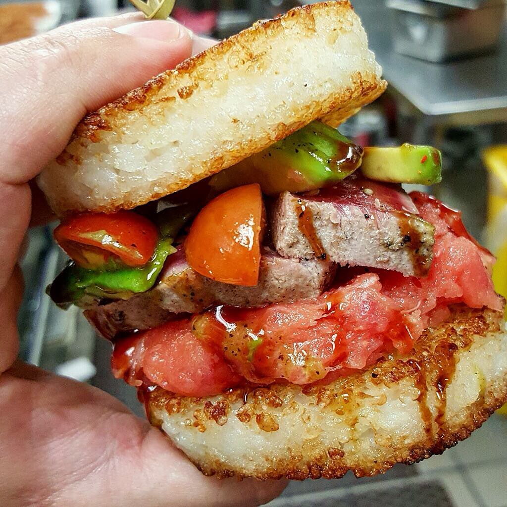 Crispy rice “burger” with spicy tuna, bluefin tataki, smoked jalapeno sauce, avocado and heirloom tomato!! Dammmm @chefmarcmarrone back at it AGAIN!! 😍💣🔥😳