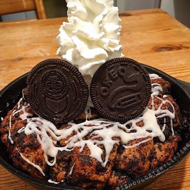Sunday’s best should include this Oreo Monkey Bread topped with Whip Cream and IceCream. Can the night get any sweeter than this?? 📸 @ishouldstartlifting | 😍💣🔥🔑