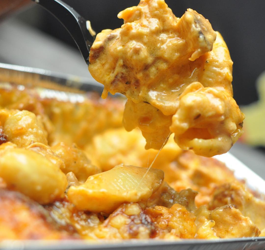 Lunch anyone!? Up close and personal with the Buffalo chicken mac and cheese courtesy of @worldfamoushouseofmac OMG 😩😲🔥🔥🔥🔥👌🏾 Add us on Snapchat to watch our guy @emancipatedmnd review House of Mac! YouGottaEatThis