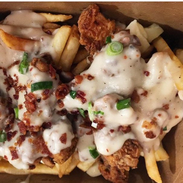 Country Fried Chicken Poutine!! 😍😳😍 Heaven stuffed in a BOX 🍟🍗💣🔑🔥 | 📸: @VegasFoodGal