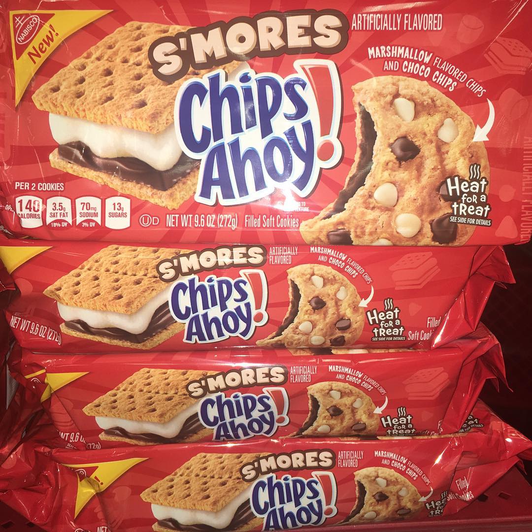 “If you don’t stop then we don’t stop” @chipsahoy quoting biggie unlike other rappers 😂 Now they’re handing out these S’mores for the galore! Anyone feeling them? 📸 @taylordeats