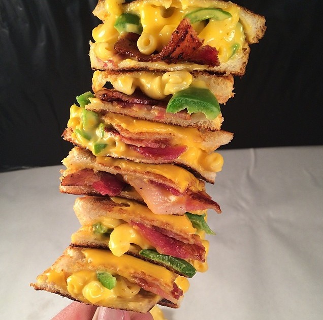 Bacon Jalapeño Mac n’ Cheese Grilled Cheese on a stick By @TheVulgarChef
