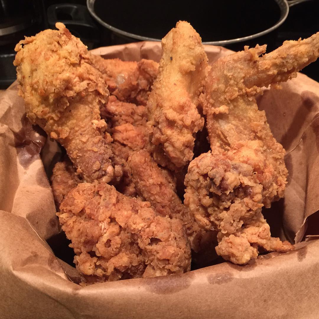 Our friend @deewellsosd shares secrets to making some amazing New Orleans-style Fried Chicken!! Click the link in our BIO to check it out!! I think our mind is made up on what’s for Dinner tonight #😳!! || #YouGottaEatThis #YGET #WDYET #RealMenCook #NolaFriedChicken #Rep340to504 #WalkGood || #😍 #🔥 #💣