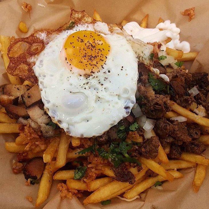 Only a stoner would wish for a bowl of rice to come like this. Well not really just a stoner but probably everyone. Either way this #StonerFries includes Carne Asada Fries, Chorizo Fried rice, Bolsa Roasted Pork, fried Egg, Creama, Cheese, Onion and Southeast Asian Salsa verde and Cilantro. Just packed with flavor and all you’d want. @frank_abignale definitely enjoyed it on the behalf of everyone. #DosChinos ||#YGET #YouGottaEatThis #WDYET ||