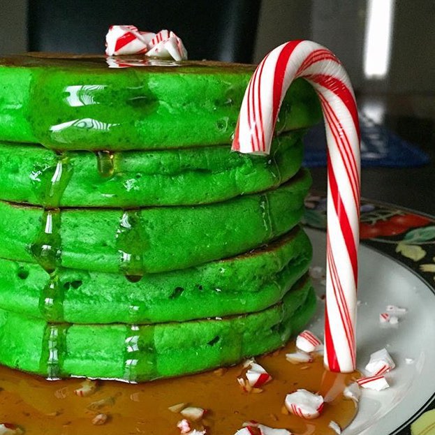 Now @fiftyshadesoffoods is showing y’all how to not only get into the holiday spirit but eat like it with these Peppermint Pancakes!! #MERRYCHRISTMAS #🎄#❤️ #💚 || #YouGottaEatThis #YGET #WDYET #HappyHolidays #Pancakes || #😳
