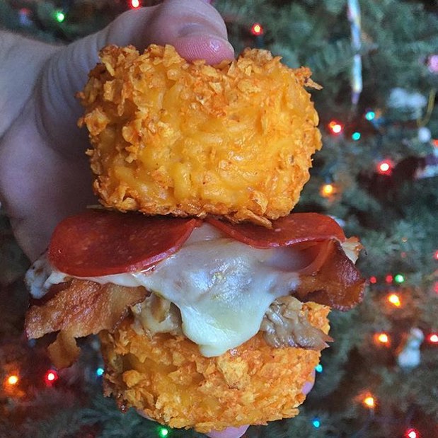 Sometimes around the #holidays you get some time to do some thangs!! Here’s a great example: The creative @tylllah whipped up this Mac n cheese bun Crusted with Doritos, filled with pulled teriyaki chicken, baked-bacon, pepper jack cheese and pepperoni!! #😳 || #yougottaeatthis #yget #wdyet ||