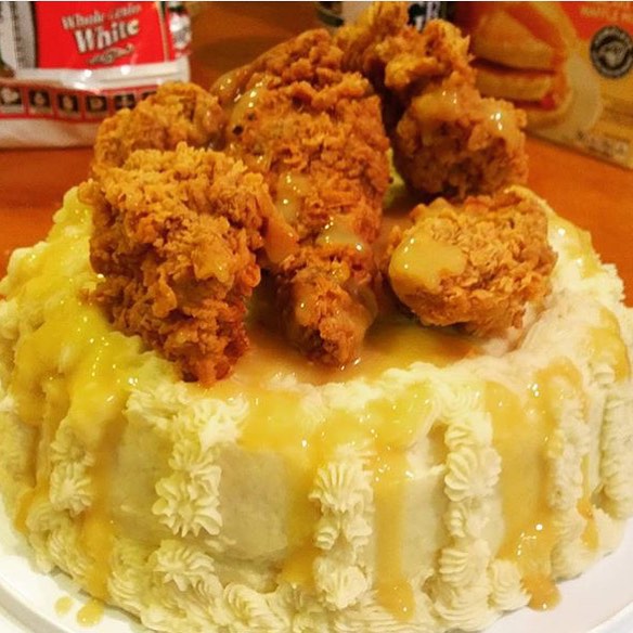 No better way to wish our friend @MejorSwiff a #HappyBirthday than with this Fried Chicken, Mashed Potato & Gravy Birthday Cake made by @Jacqueline2116!! || #😳 #😍 #🔑 #🎂 #🍗 || #YouGottaEatThis #YGET #WDYET ||