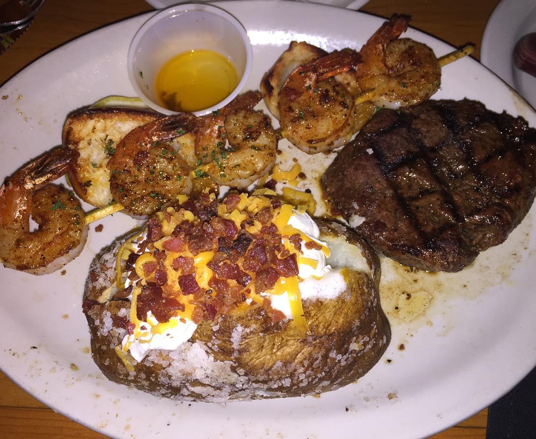 Sheeeeesh!!! That Loaded Baked Potato with the Cheese and Bacon just outshines…ok it doesn’t out shine the 8 oz Medium well Sirloin Steak & Shrimp. Let’s not forget the scampi sauce on the side. Time for @taylordeats and us to dig in!! #YGET #WDYET #YouGottaEatThis