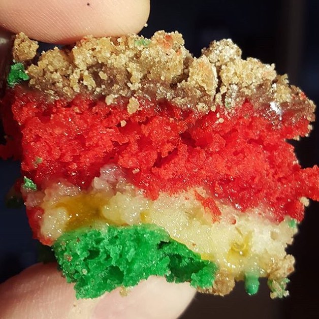 Crumb Cake Rainbow Cookie!! 😳😳😳 Say WHAT!? 😍💣🔑 We need to get over to @QueensComfort ASAP for this GREATNESS || 📸: @BoozeAndBurgers!!