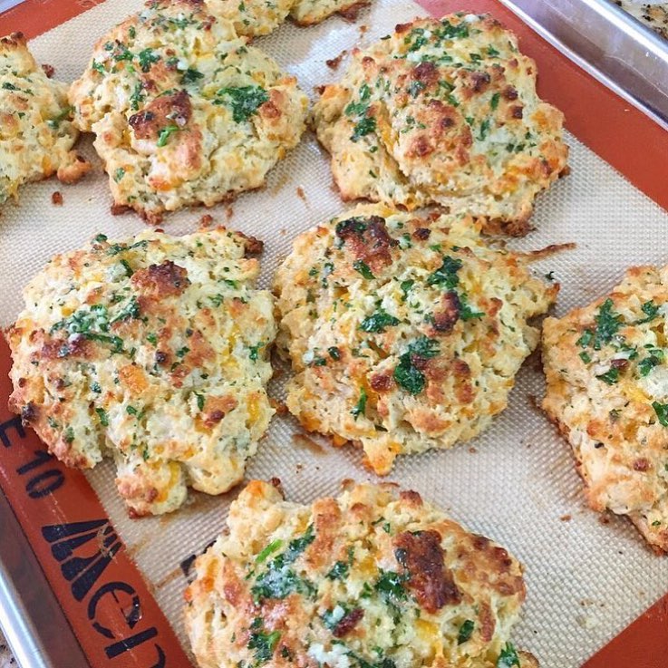 @redlobster may be open for business but @kanyebreast is showing you how to make these real Cheddar Biscuits for the night! Head over to her YouTube channel for further details. Best way to have a meal is to have this included. Who else agrees??