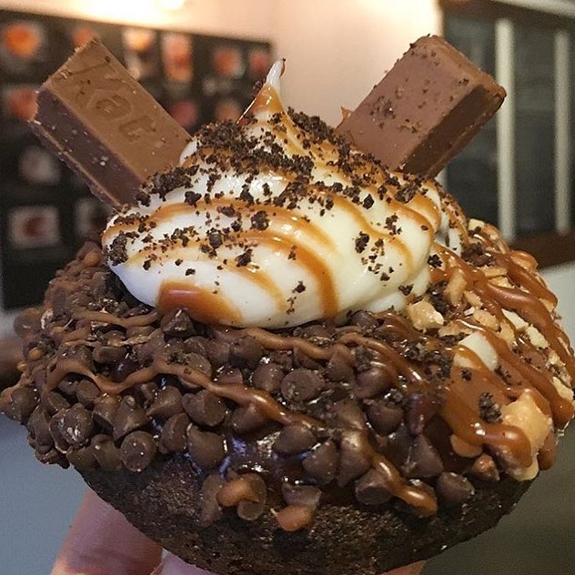 Devils Food isn’t so bad when it looks like this!! Dipped in Warm Chocolate Glaze, half dipped in crunch with more mini chocolate chips, homemade cannoli cream (yes there’s more) Warm Caramel Drizzle with a dash of Crushed Oreos and Kit Kats??? Chocolate over load is an understatement. @broadst_doughco we love this #🍫 #🍩