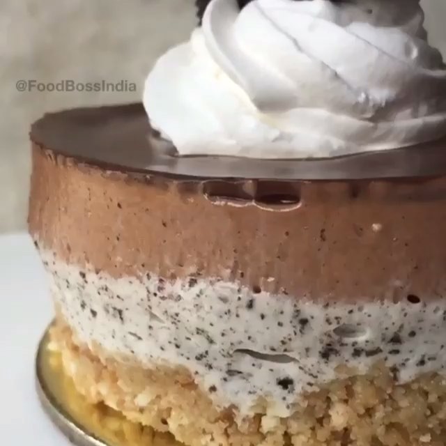 😳😨 Stare in amazement! @foodbossindia says that this Nutella Oreo cream cheesecake topped with whipped cream and Oreo from @lovesugardough is a MUST HAVE and we agree