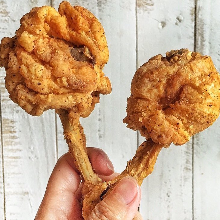 Haven’t had a lollipop in days but definitely haven’t had a Chicken Pop in forever. This looks too delicious to pass up on. Anytime of the day!! Who else wants one??? 📸 @rasianbran