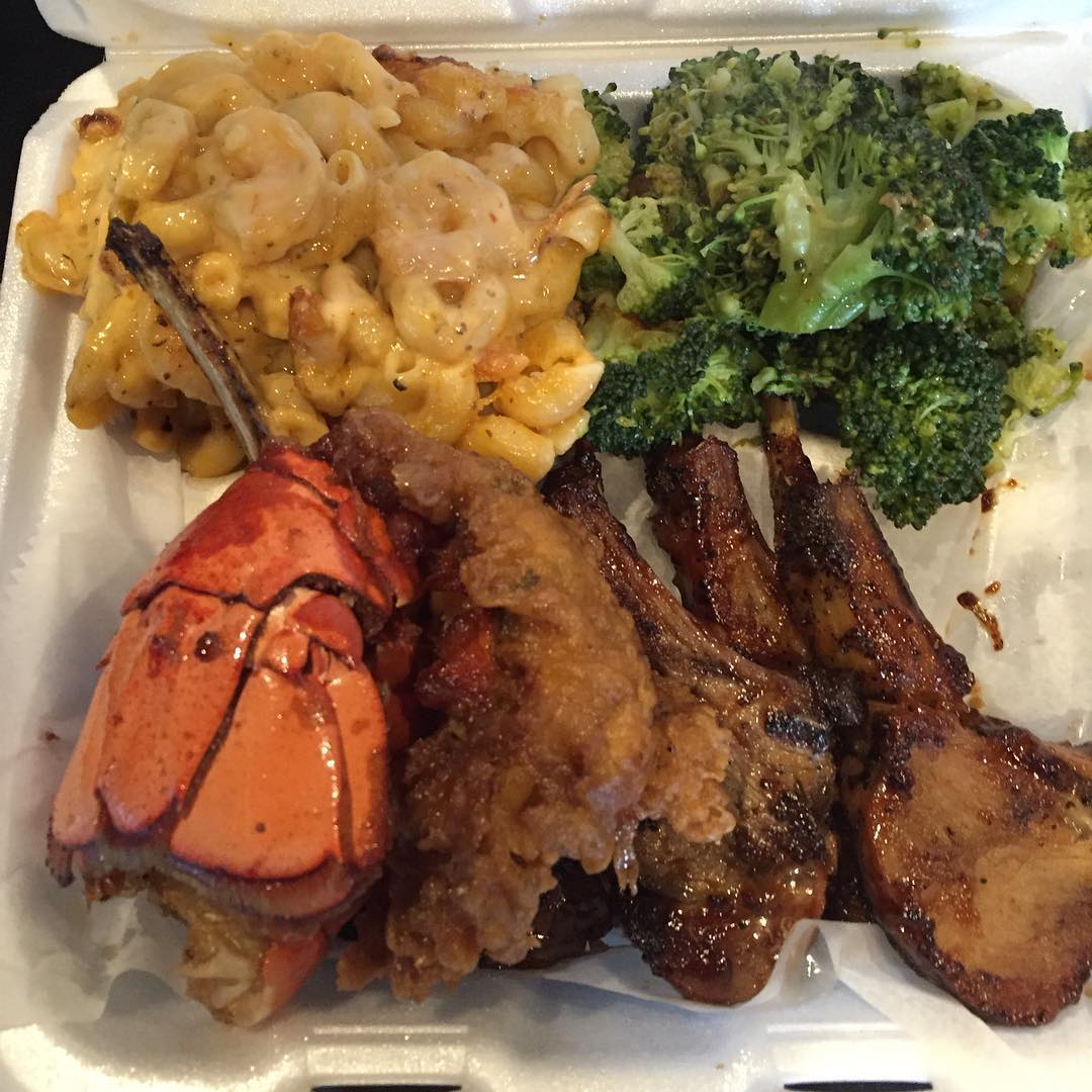 @chef_milly’s Lamb, fried lobster tail , seafood Mac and broccoli plate is Approved!! Go on & get yourself a plate word to @dunkondunks!! 💣