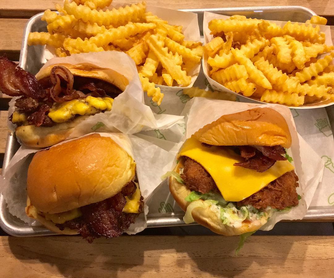 Let’s all just feast our eyes in this beloved Shake Shack Platter. What’s your favorite meal to get from there? 📸 @taylordeats