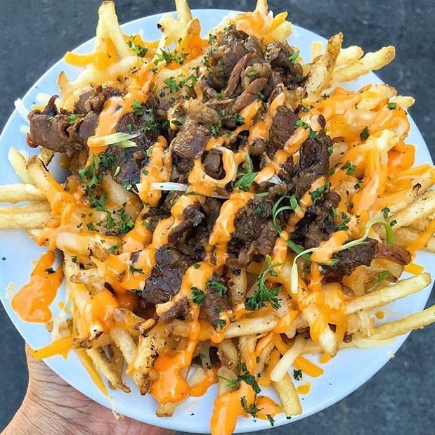 Shaken House Fries: Crispy fries covered in short rib garlic, cheddar cheese & spicy tar tar sauce!! 😳😍😄 Hey @GoodEatzCo this looks good enough to not share a single fry with someone, ok maybe one!! 💣🔥🍟