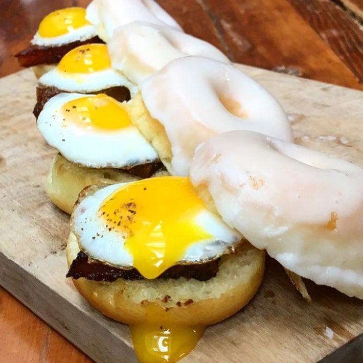 Mini Donut Egg sandwiches??? Hmm not sure how many people wouldn’t want to try this? If you do tag all of your friends who would!! There’s also maple bacon under that egg, It’s ok to DROOL!! 😜🍩🍳😍🔥 | 📸 @cy_eats