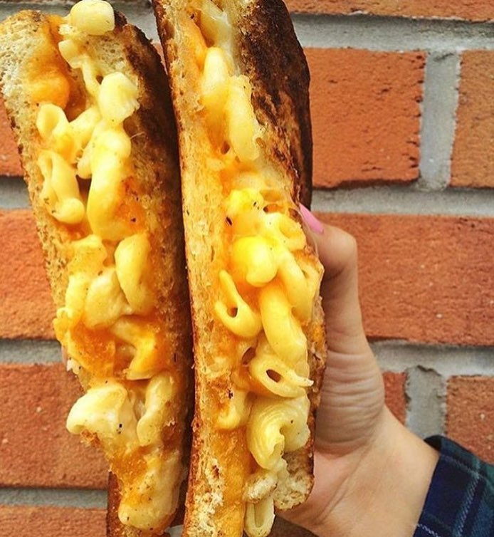 Mac and Cheese Grilled Cheese!! | 📸: @EatDrinkRally!!