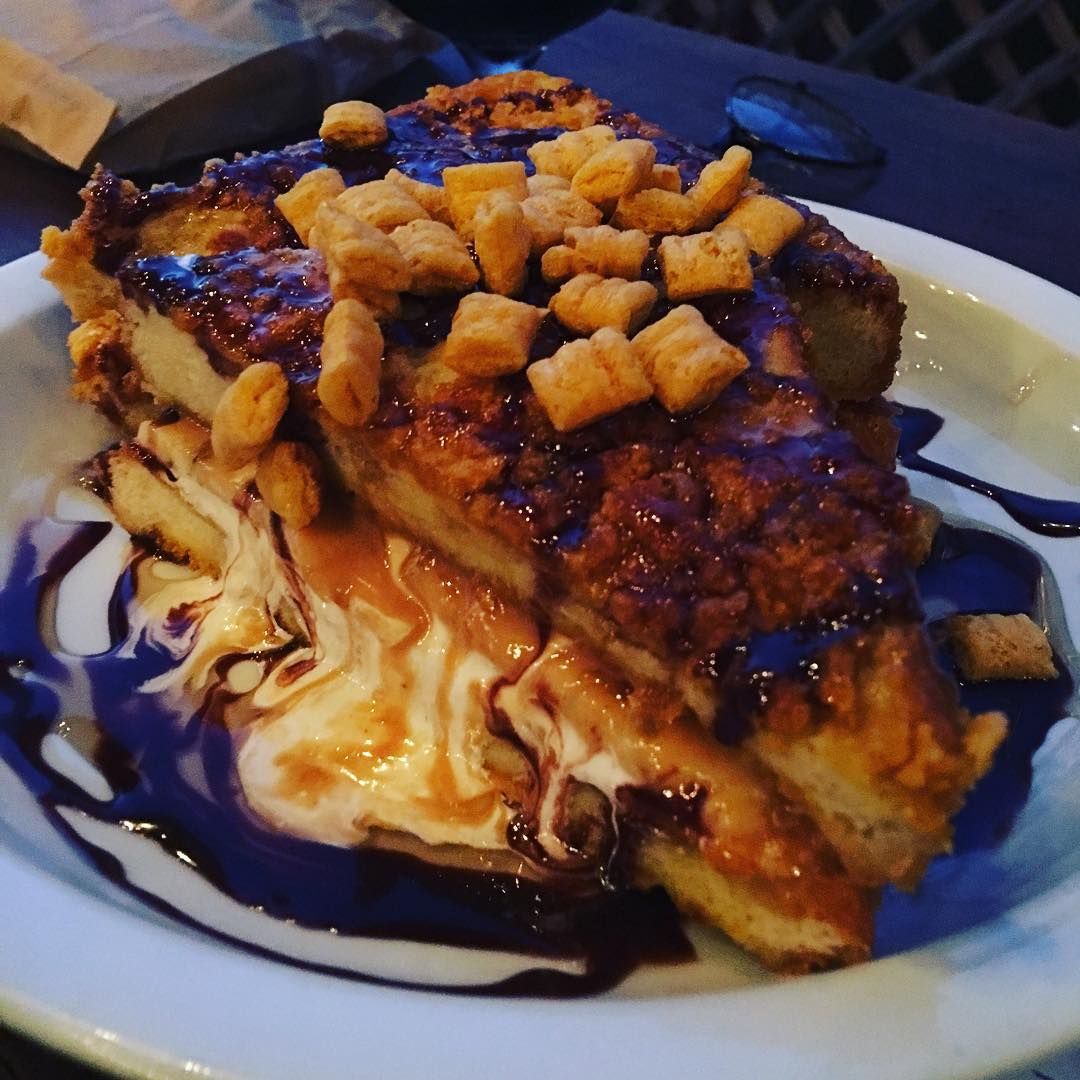 Our vey own @kadoma713 paid a visit to @beerbelly_la for a

CapN Crunch Crusted French Toast Sauce.

By @chefweslieberher