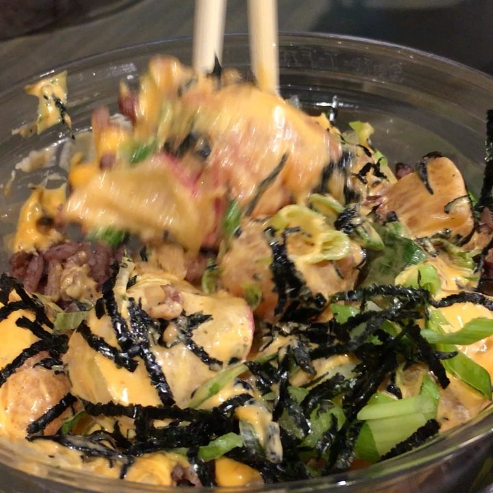 POKE TIME!! 😜 This Spicy Salmon with vidalia onion, radish, hijiki seaweed, nori flake, chili mayo and gochujang sauce is without a doubt Approved!! Put @Gotham_Poke on your To Do List!! 💣